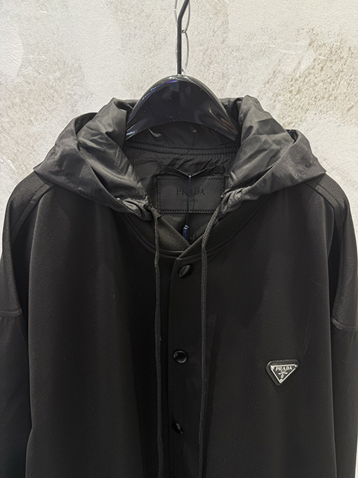 プラダスーパーコピー 三角ロゴナイロンパッチワークフード付きジャケット