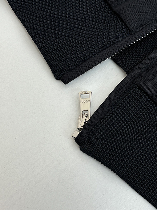 グッチ スタンドカラーサイドウェビングプレーンニットのジップアップジャケット