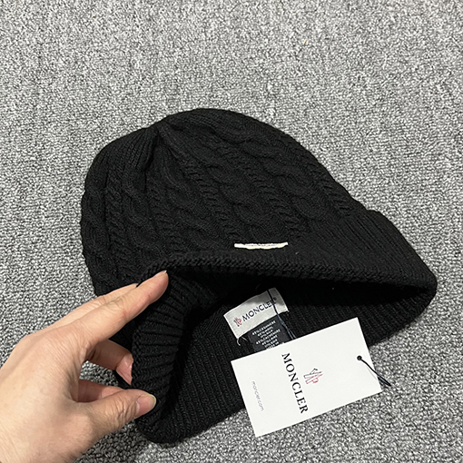 モンクレール クラシックなウール混紡ニット帽