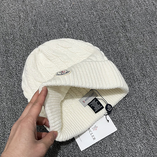 モンクレール クラシックなウール混紡ニット帽