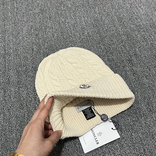 モンクレール クラシックなウール混紡ニット帽