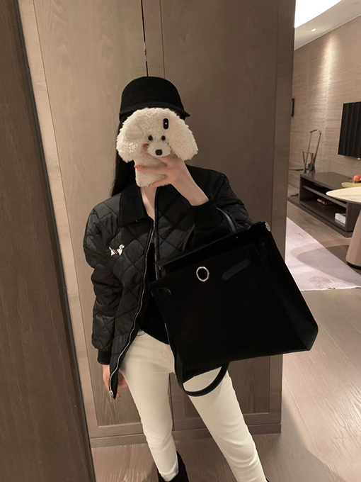 トムブラウン プレッピースタイルの子犬の刺繍入りダイヤモンド柄パッド入りジャケット