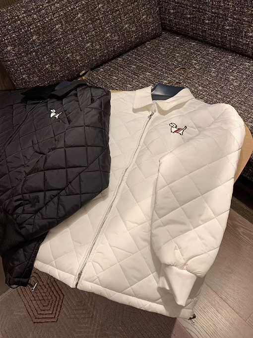 トムブラウン プレッピースタイルの子犬の刺繍入りダイヤモンド柄パッド入りジャケット