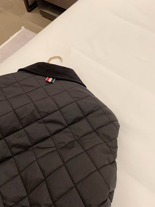 トムブラウン プレッピースタイルの子犬の刺繍入りダイヤモンド柄パッド入りジャケット