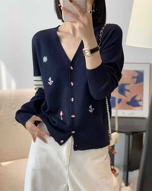 トムブラウン レディースプレッピースタイルの刺繍入りボートリベットVネックウールニットカーディガン