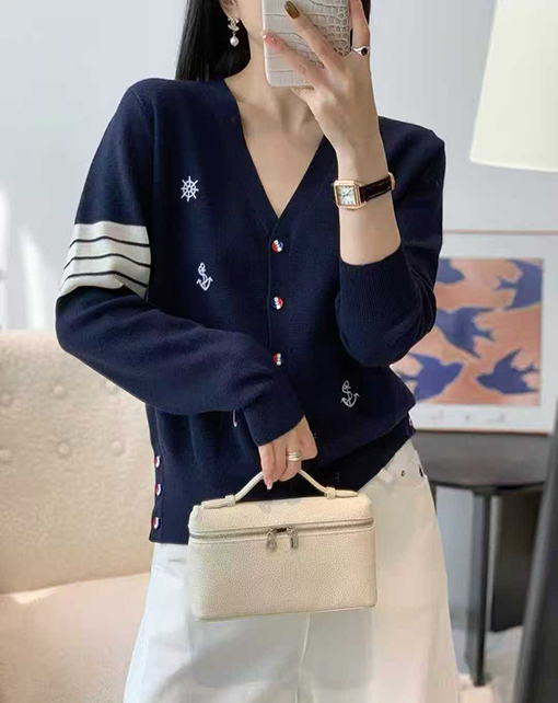 トムブラウン レディースプレッピースタイルの刺繍入りボートリベットVネックウールニットカーディガン