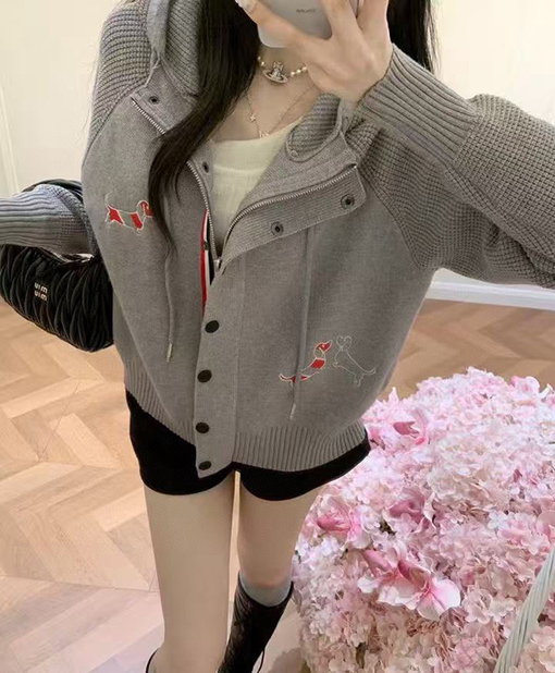 トムブラウンコピー 々しくプレッピーなスタイルの重厚な刺繍がされた赤と黒のストライプの犬のフード付きカーディガン