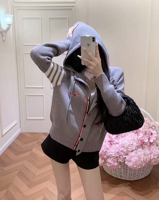 トムブラウンコピー 々しくプレッピーなスタイルの重厚な刺繍がされた赤と黒のストライプの犬のフード付きカーディガン