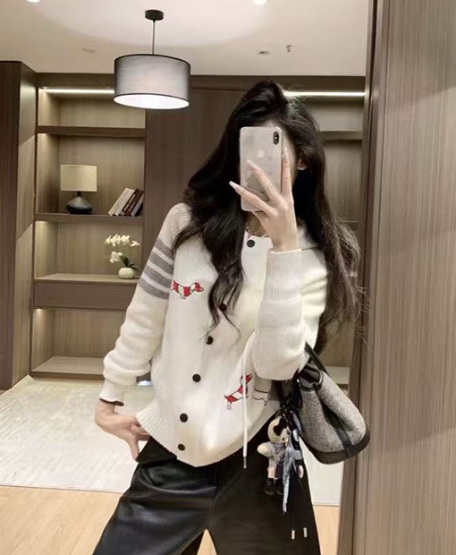 トムブラウンコピー 々しくプレッピーなスタイルの重厚な刺繍がされた赤と黒のストライプの犬のフード付きカーディガン