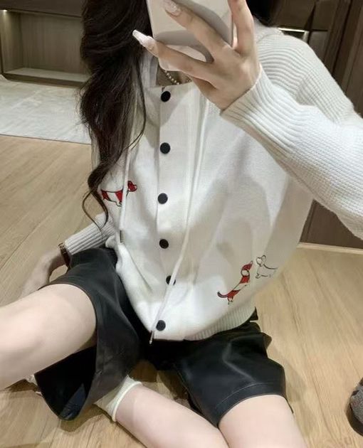 トムブラウンコピー 々しくプレッピーなスタイルの重厚な刺繍がされた赤と黒のストライプの犬のフード付きカーディガン