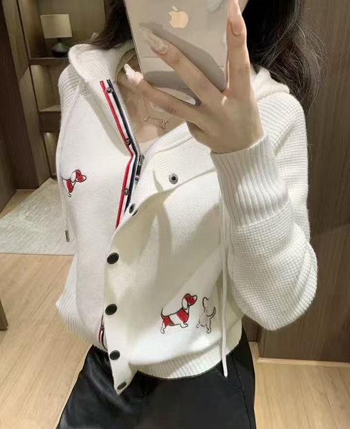 トムブラウンコピー 々しくプレッピーなスタイルの重厚な刺繍がされた赤と黒のストライプの犬のフード付きカーディガン