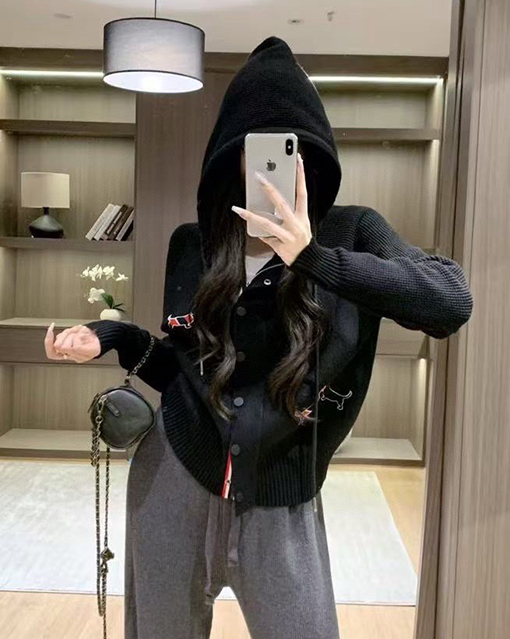 トムブラウンコピー 々しくプレッピーなスタイルの重厚な刺繍がされた赤と黒のストライプの犬のフード付きカーディガン