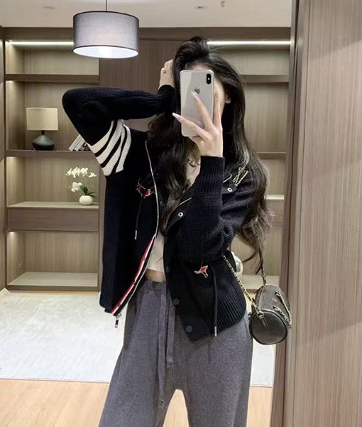 トムブラウンコピー 々しくプレッピーなスタイルの重厚な刺繍がされた赤と黒のストライプの犬のフード付きカーディガン