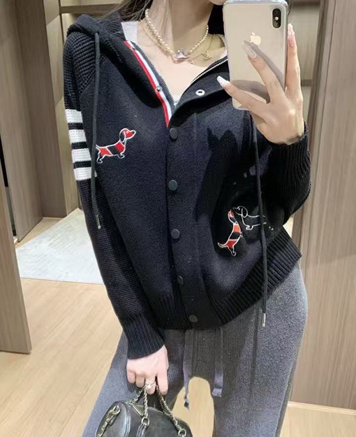 トムブラウンコピー 々しくプレッピーなスタイルの重厚な刺繍がされた赤と黒のストライプの犬のフード付きカーディガン