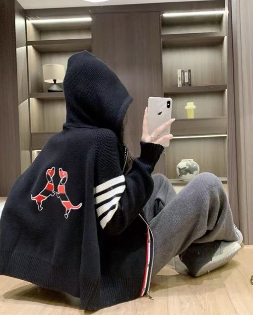 トムブラウンコピー 々しくプレッピーなスタイルの重厚な刺繍がされた赤と黒のストライプの犬のフード付きカーディガン