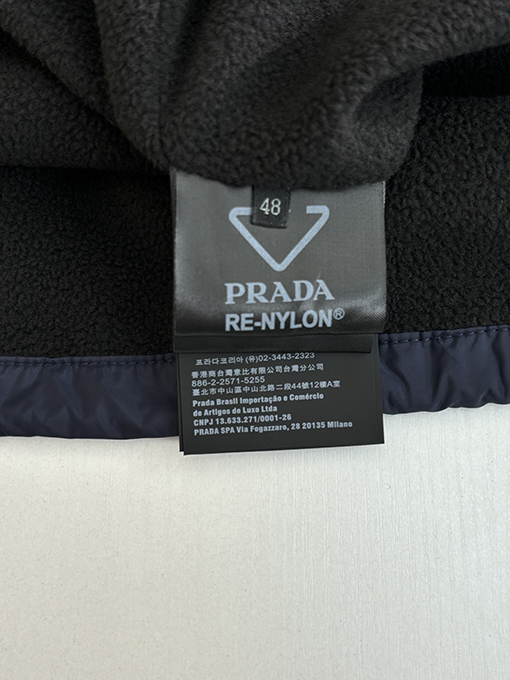 プラダ クラシック トライアングル ロゴ リサイクルナイロン フリース ジャケット