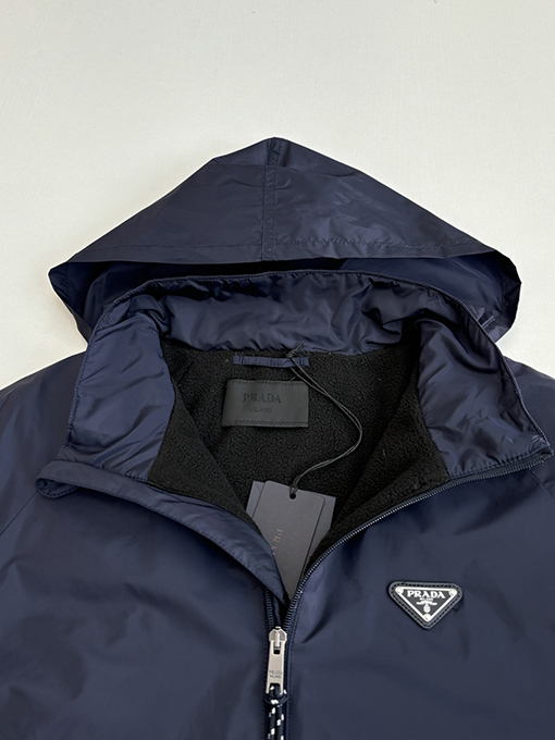 プラダ クラシック トライアングル ロゴ リサイクルナイロン フリース ジャケット