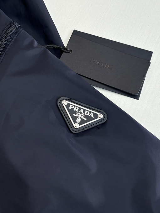 プラダ クラシック トライアングル ロゴ リサイクルナイロン フリース ジャケット