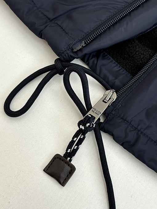 プラダ クラシック トライアングル ロゴ リサイクルナイロン フリース ジャケット