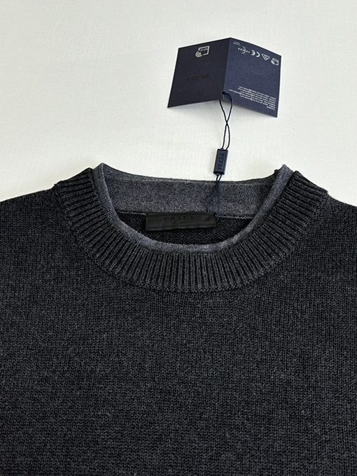 プラダ ホリデーコレクション カシミア＆ウールブレンド リブニット クルーネックセーター