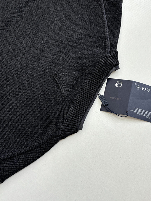 プラダ ホリデーコレクション カシミア＆ウールブレンド リブニット クルーネックセーター