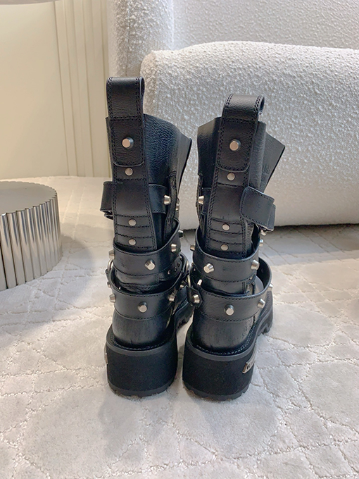 バレンシアガコピー Balenciaga クラシックでスタイリッシュなブーツ