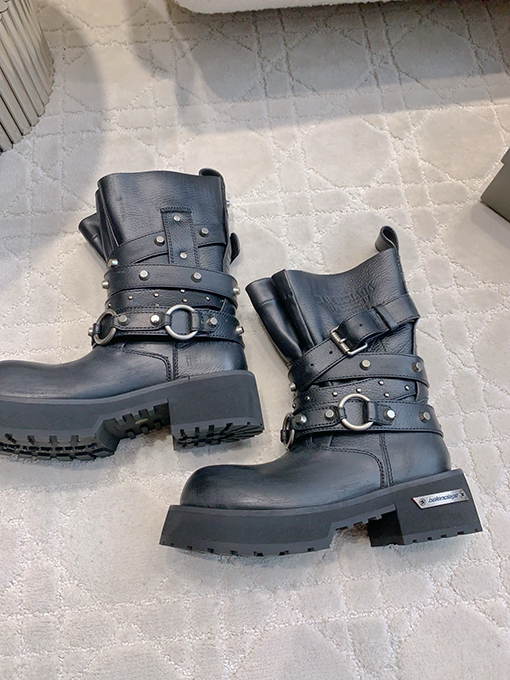 バレンシアガコピー Balenciaga クラシックでスタイリッシュなブーツ