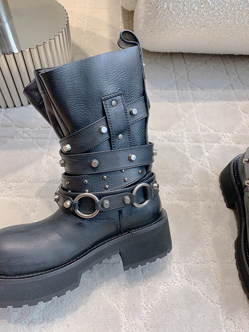 バレンシアガコピー Balenciaga クラシックでスタイリッシュなブーツ