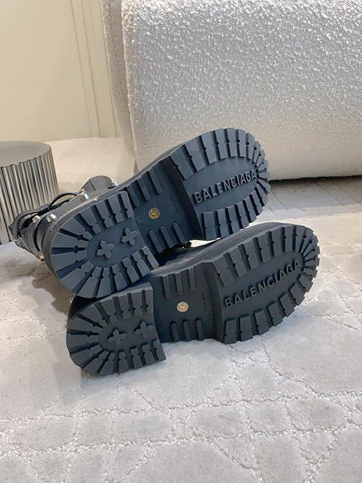 バレンシアガコピー Balenciaga クラシックでスタイリッシュなブーツ