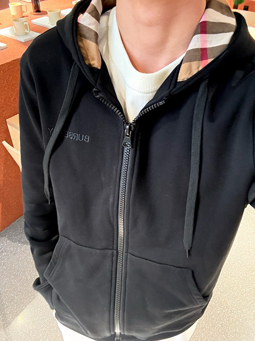 バーバリー BURBERRY クラシックな刺繍ロゴ入り、ジップアップデザインのフード付きスウェットシャツ