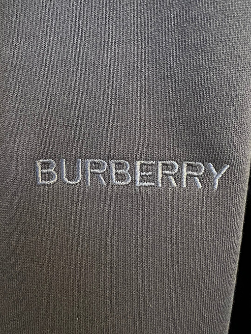 バーバリー BURBERRY クラシックな刺繍ロゴ入り、ジップアップデザインのフード付きスウェットシャツ