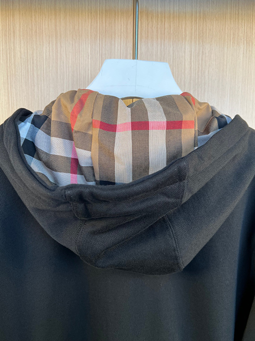 バーバリー BURBERRY クラシックな刺繍ロゴ入り、ジップアップデザインのフード付きスウェットシャツ
