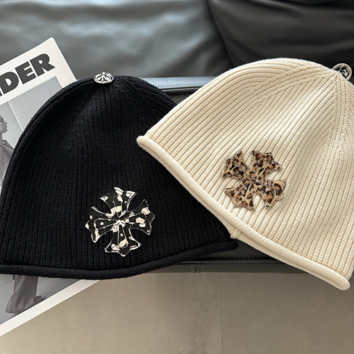 クロムハーツ トレンドのクロス柄ニット帽