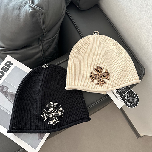 クロムハーツ トレンドのクロス柄ニット帽