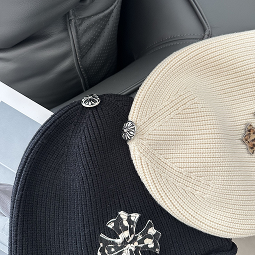 クロムハーツ トレンドのクロス柄ニット帽