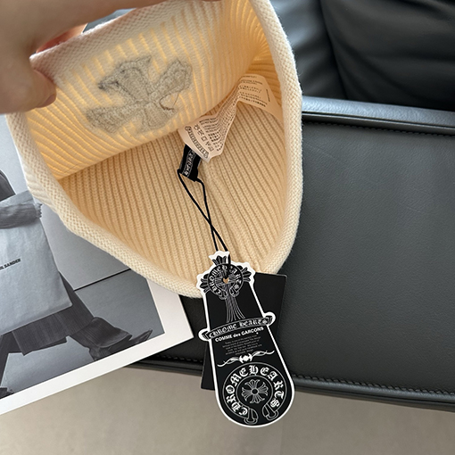 クロムハーツ トレンドのクロス柄ニット帽