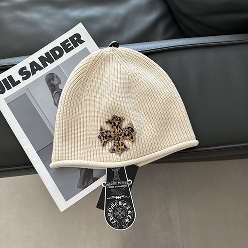 クロムハーツ トレンドのクロス柄ニット帽