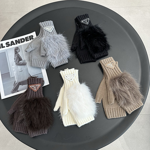 プラダコピー 逆三角形のロゴが特徴のミンクファー編みのハーフフィンガーグローブ