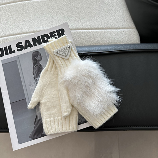 プラダコピー 逆三角形のロゴが特徴のミンクファー編みのハーフフィンガーグローブ