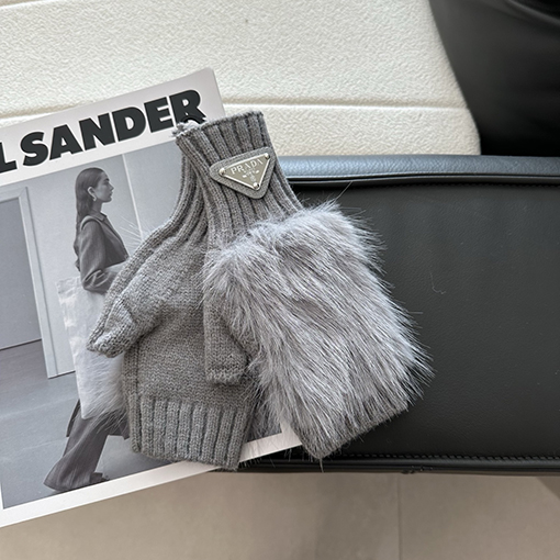 プラダコピー 逆三角形のロゴが特徴のミンクファー編みのハーフフィンガーグローブ