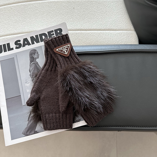 プラダコピー 逆三角形のロゴが特徴のミンクファー編みのハーフフィンガーグローブ