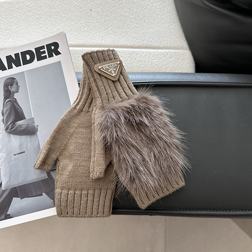 プラダコピー 逆三角形のロゴが特徴のミンクファー編みのハーフフィンガーグローブ