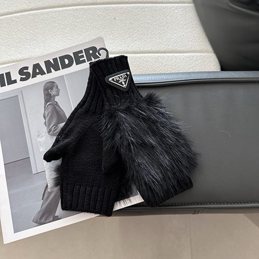 プラダコピー 逆三角形のロゴが特徴のミンクファー編みのハーフフィンガーグローブ