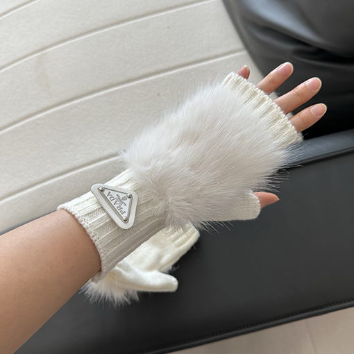 プラダコピー 逆三角形のロゴが特徴のミンクファー編みのハーフフィンガーグローブ