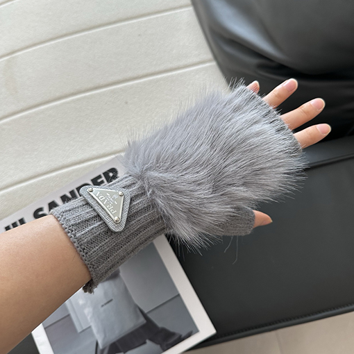プラダコピー 逆三角形のロゴが特徴のミンクファー編みのハーフフィンガーグローブ