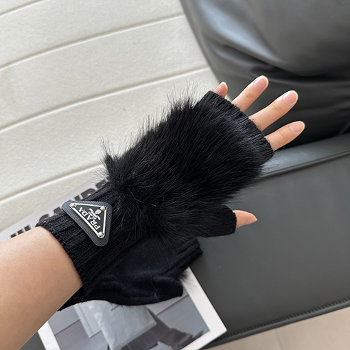 プラダコピー 逆三角形のロゴが特徴のミンクファー編みのハーフフィンガーグローブ
