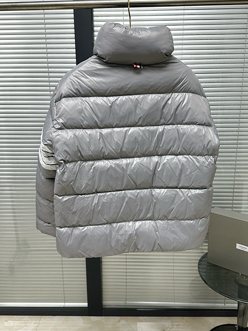 トムブラウン 4本ストライプのダウンジャケット