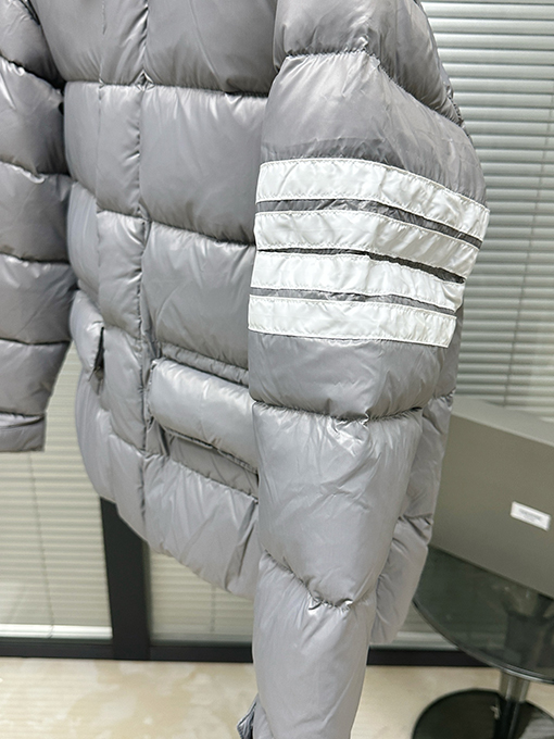 トムブラウン 4本ストライプのダウンジャケット