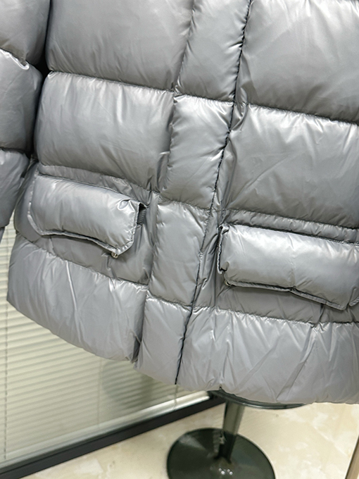 トムブラウン 4本ストライプのダウンジャケット