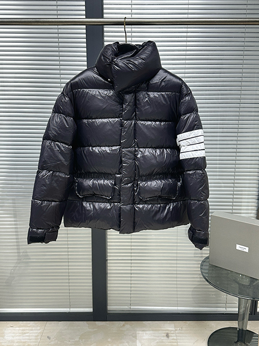 トムブラウン 4本ストライプのダウンジャケット